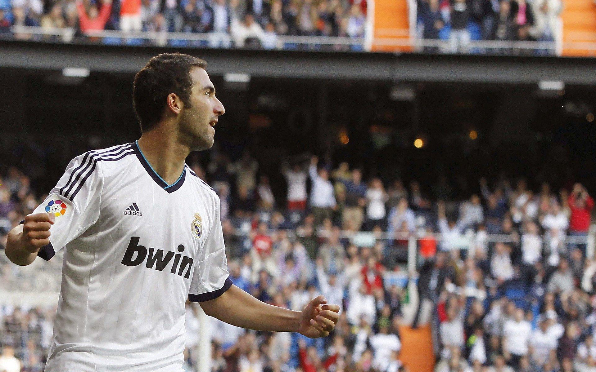 百米飞人巅峰对决 新星闪耀打破十年纪录